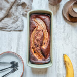 Banana bread sans gluten moelleux avec farine de riz maïzena bananes mûres purée d'amande et épices antillaises tranché sur planche en bois