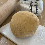 Pâte brisée maison sans gluten à la farine de pois chiche boule dorée souple avec rouleau à pâtisserie et pot de farine