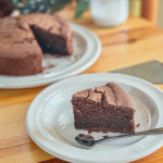 Gâteau chocolat coco sans gluten, part coupée montrant la mie fondante et brillante