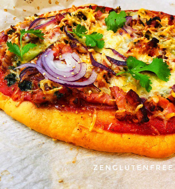 Ceci est une photographie de délicieuse pizza sans gluten-zenglutenfree