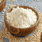 Farine de quinoa maison sans gluten préparée à partir de graines bio grillées