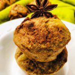 Muffins paléo sans gluten et sans lactose dorés dans leurs moules, dés de pomme visibles