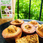 Muffins à la farine de banane verte sans gluten bien dorés montrant une mie moelleuse et aérée sur une assiette sombre