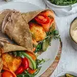 Wraps de tortillas mexicaine sans gluten garnis de tomates, carottes, roquette et beignets croustillants.