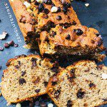 Gâteau coco sarrasin sans gluten moelleux avec pépites de chocolat, tranché sur planche en bois