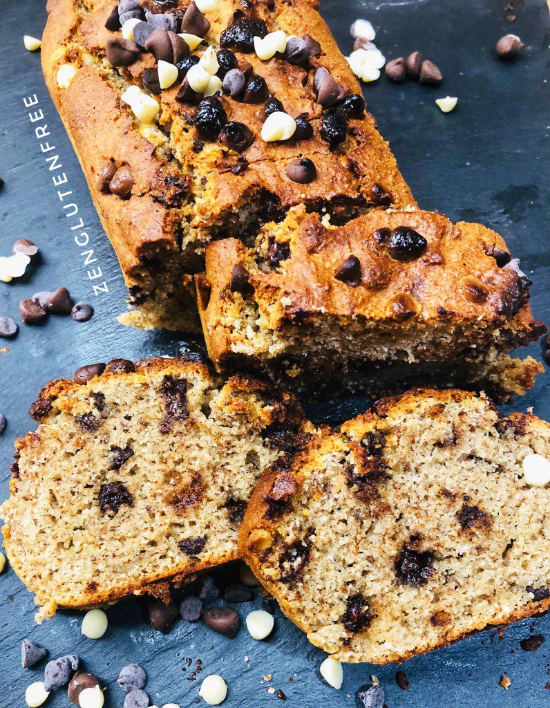 Gâteau coco sarrasin sans gluten moelleux avec pépites de chocolat, tranché sur planche en bois