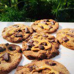 Cookies au souchet sans gluten parsemés de gros morceaux de chocolat noir et nappés de beurre de cacahuète fondant