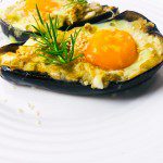 Aubergine végétarienne garnie de feta et gratinée au gruyère avec un œuf coulant