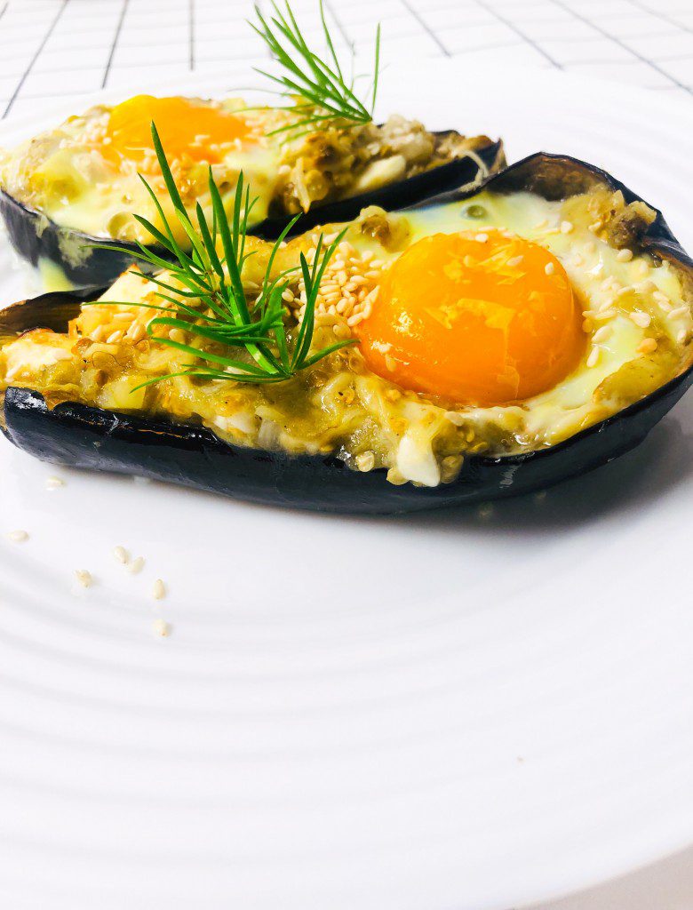 Aubergine végétarienne garnie de feta et gratinée au gruyère avec un œuf coulant