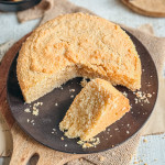 Gâteau au manioc sans gluten en cake doré, tranche montrant la mie dense et moelleuse