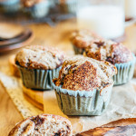Muffins au sarrasin sans gluten moelleux avec farine de sarrasin pépites de chocolat cannelle et muscade dans moule muffins