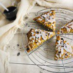 Scones vegan sans gluten aux pépites de chocolat découpés en parts sur plaque