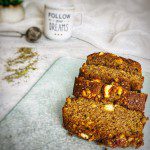 Gâteau moelleux noisettes sans gluten avec farine de sarrasin et poudre de noisette, tranché sur planche en bois