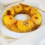Gâteau à l'ananas sans gluten sans lactose renversé avec caramel doré tranches d'ananas étoile de badiane et cannelle sur assiette blanche