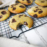 Cookies moelleux sans gluten aux pépites de chocolat empilés sur une assiette