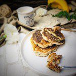 Pancakes banane coco sans gluten empilés avec rondelles de banane et filet de sirop