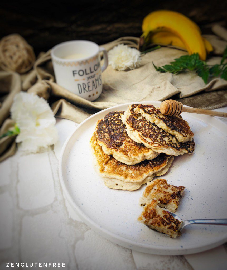 Pancakes banane coco sans gluten empilés avec rondelles de banane et filet de sirop
