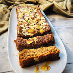 Gâteau fondant châtaigne sans gluten moelleux avec farine de châtaigne poudre d'amande cannelle muscade tranché sur planche en bois