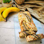 Banana bread sans gluten vegan moelleux avec farine de riz farine de sarrasin poudre d'amande bananes mûres tranché sur planche en bois
