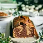 Gâteau marbré sans gluten et sans lactose moelleux au chocolat noir et rhum coupé en tranches sur un plat