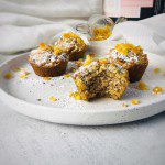 Muffins à la noisette sans gluten dorés et moelleux avec poudre de noisette et farine de riz, saupoudrés de sucre glace sur assiette blanche
