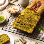 Moelleux amande matcha sans gluten fondant avec farine de pois chiches poudre d'amande et thé matcha couleur verte tranché sur planche en bois