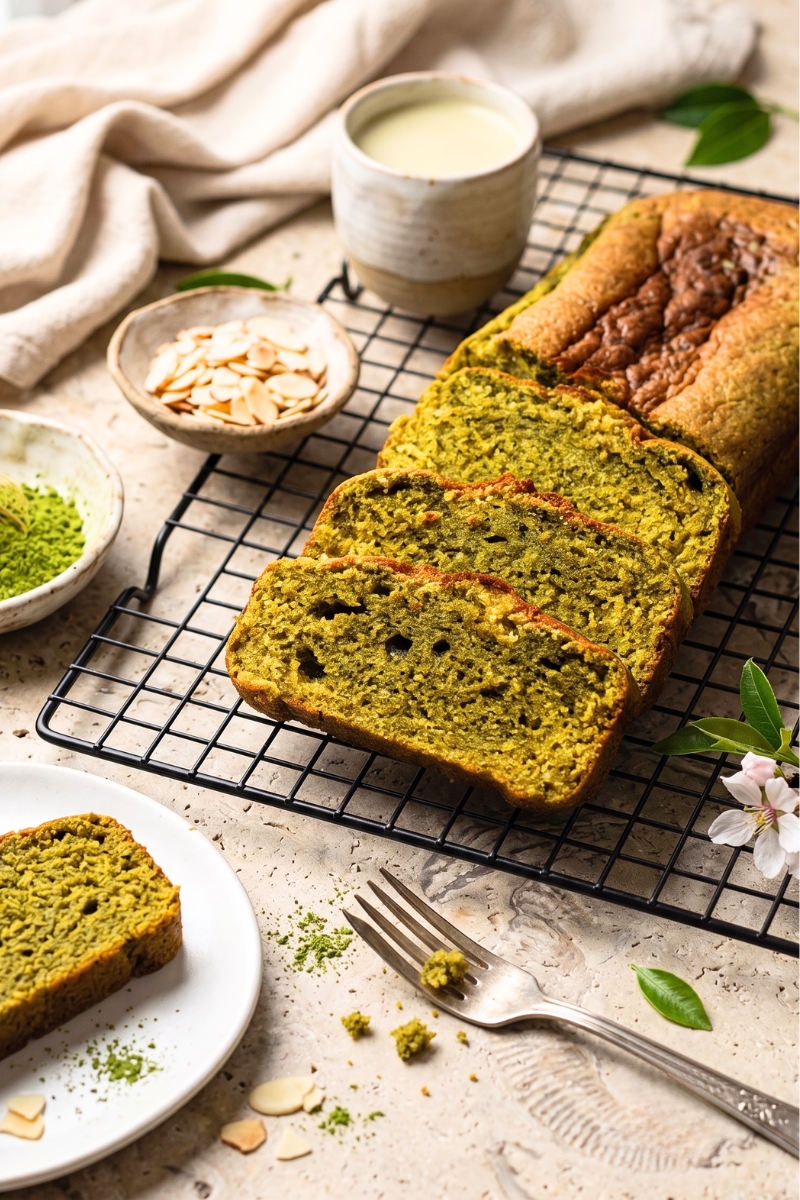 Moelleux amande matcha sans gluten fondant avec farine de pois chiches poudre d'amande et thé matcha couleur verte tranché sur planche en bois