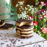 Biscuits granola sans gluten ronds nappés de chocolat, motif strié, sur grille