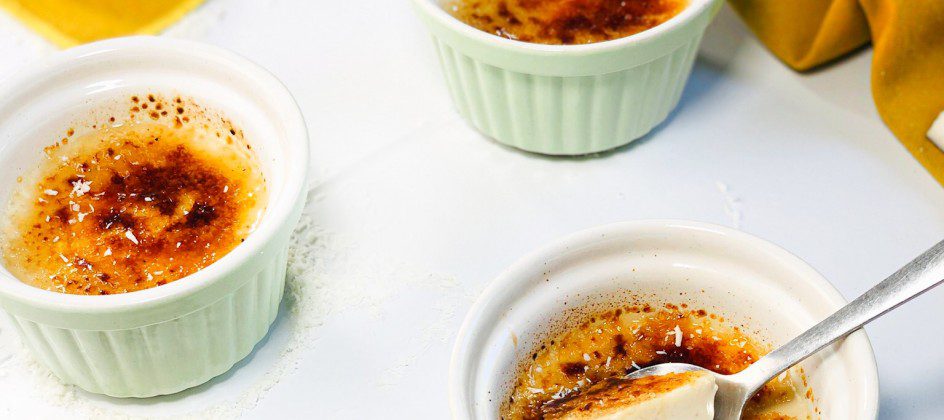 Ceci est une photographie de crème brûlée végétale à la noix de coco-zenglutenfree