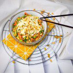 Pad thaï express aux légumes sans gluten avec nouilles de riz et cacahuètes concassées dans un bol