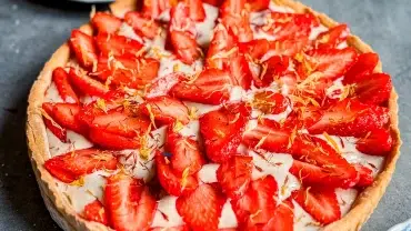 Ceci est une photographie deTarte aux fraises végétale sans gluten