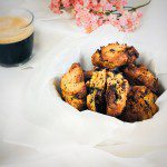Cookies crousti moelleux sans gluten avec farine de pois chiche beurre de cacahuète et chocolat noir sur planche en bois