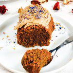 Carrot cake à la noisette sans gluten tranché, mie moelleuse parsemée de carottes râpées