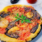 Tarte tatin de légumes sans gluten vegan colorée avec tomate aubergine oignon et vinaigre balsamique démoulée sur assiette