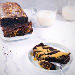 Fondant au chocolat sans gluten à IG bas marbré au beurre de cacahuète coupé en tranches sur une table blanche