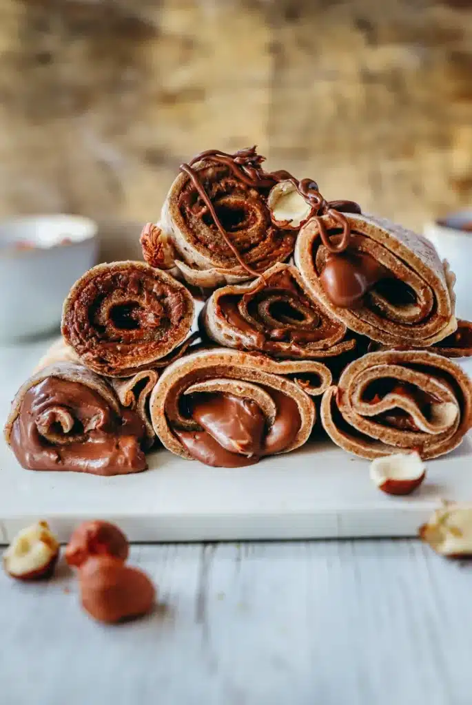 Crêpes moelleuses sans gluten à la farine de manioc empilées et légèrement dorées dans une assiette