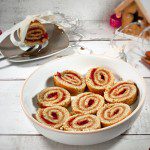 Génoise sans gluten au sarrasin roulée dans un torchon humide pour bûche de Noël