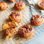 Cookies à la carotte vegan et sans gluten moelleux avec purée de carotte beurre de cacahuète poudre d'amande et pépites de chocolat sur planche en bois