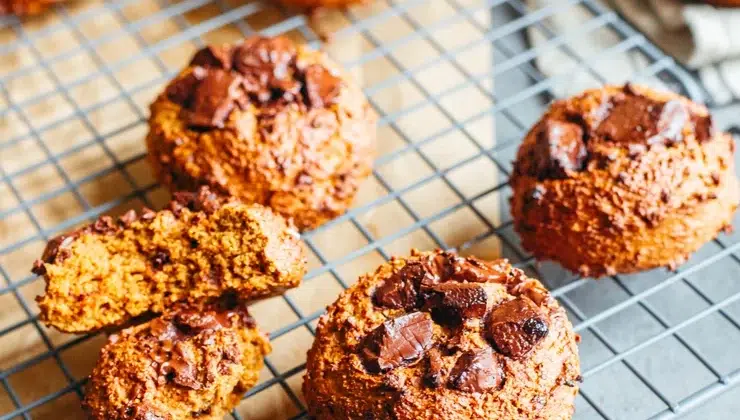 Ceci est une photographie de cookies à la carotte vegan et sans gluten zenglutenfree