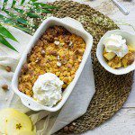Crumble aux pommes sans gluten croustillant avec farine de riz farine de pois chiches coco râpée et pommes fondantes dans plat allant au four