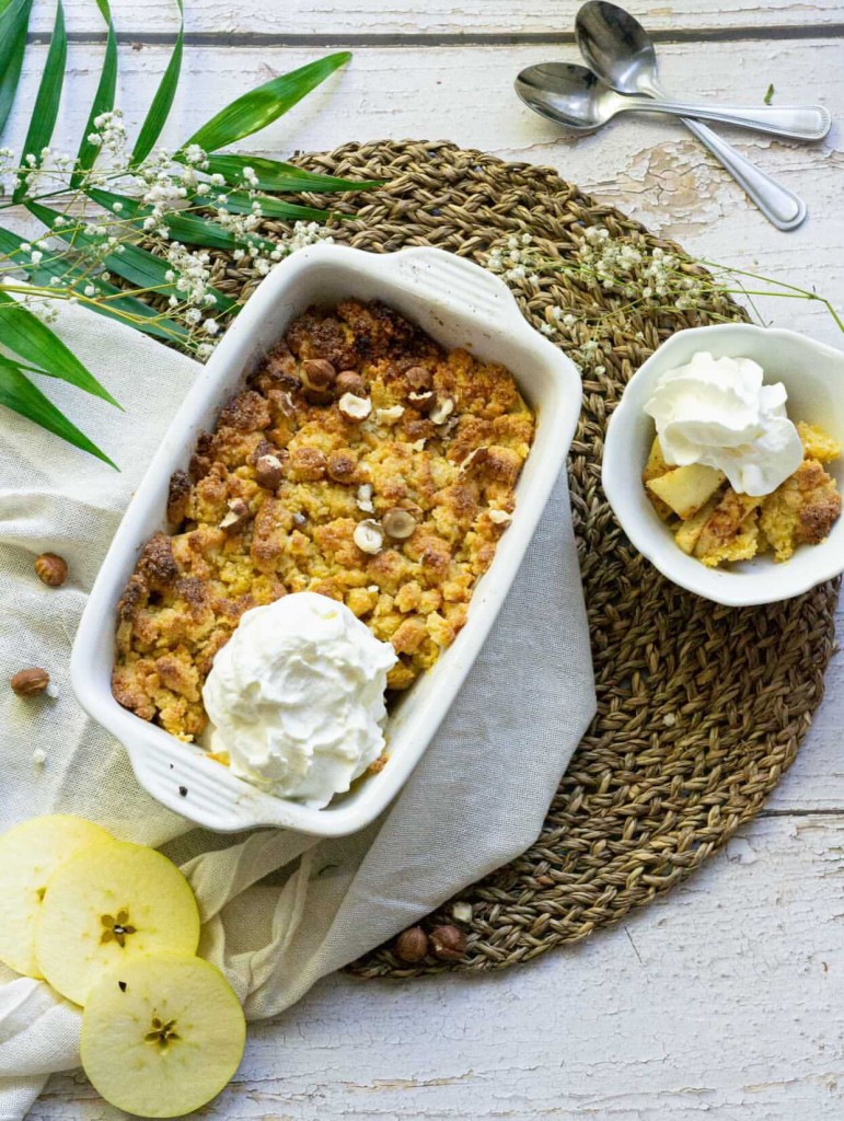 Crumble aux pommes sans gluten croustillant avec farine de riz farine de pois chiches coco râpée et pommes fondantes dans plat allant au four