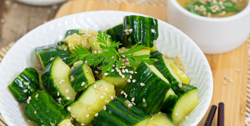 Ceci est une photographie de salade concombres à la japonaise-zenglutenfree