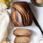 Banana bread à l'okara sans gluten moelleux avec okara d'amandes farine de sarrasin et bananes mûres tranché sur planche en bois
