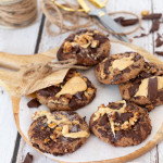 Cookies au sarrasin sans gluten croquants avec farine de sarrasin fécule de tapioca beurre de cacahuète et chocolat concassé empilés sur planche en bois