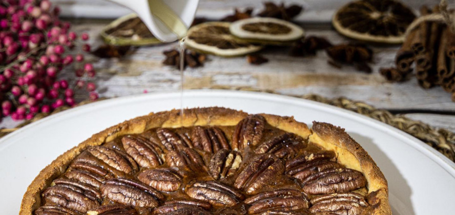 photo d'une délicieuse tarte aux noix de pécan sans gluten, garnie de noix de pécan croquantes et d'une garniture crémeuse.