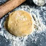 Pâte sablée sans gluten croustillante avec farine de riz farine de pois chiche fécule de maïs cannelle et muscade étalée dans moule à tarte