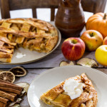 Tarte aux pommes sans gluten dorée avec pâte sablée maison compote parfumée et tranches de pommes caramélisées