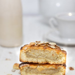 Tartelettes à la crème d'amande sans gluten dorées avec pâte sablée maison et crème d'amande parfumée sur planche en bois