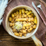 Asperges blanches caramélisées sans gluten dans une poêle dorées au sucre de coco et sésame