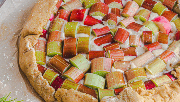 Ceci est une photographie de tarte à la rhubarbe sans lactose-zenglutenfree